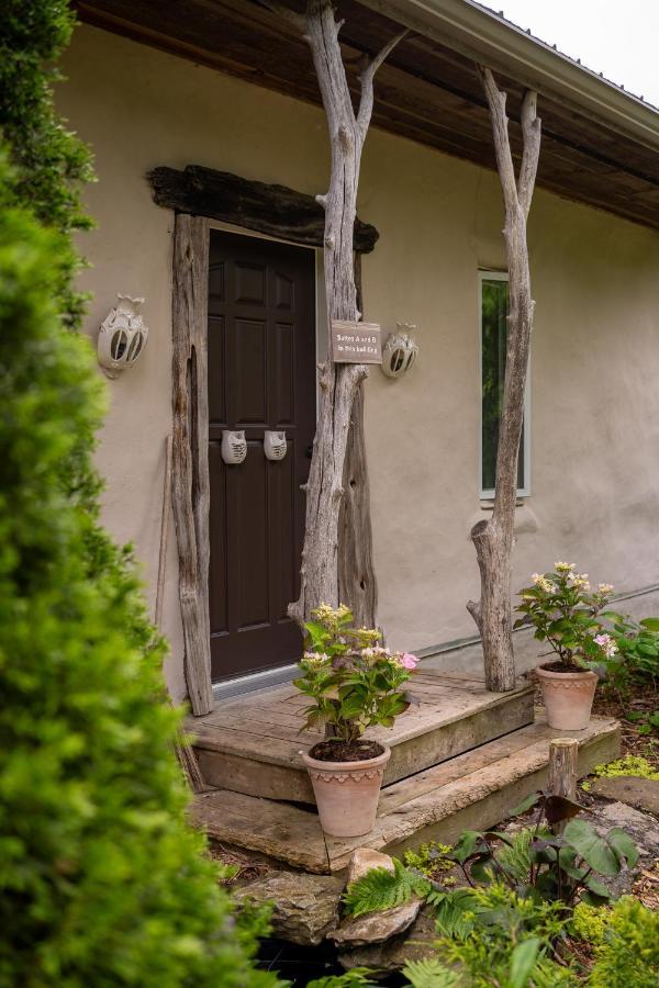 Owl'S Nest Suites Carrying Place Exterior photo
